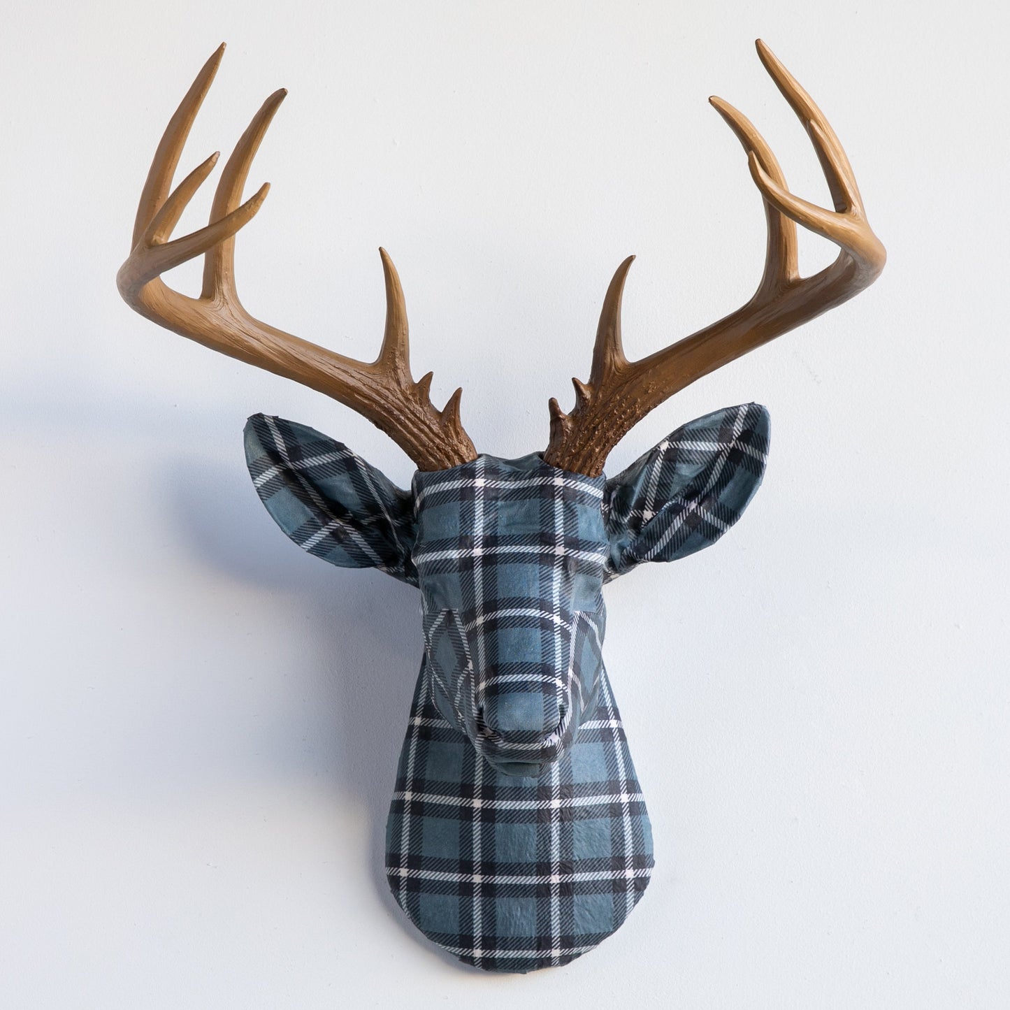 Stoffverpackter Hirschkopf - Plaid- und Tartanmuster