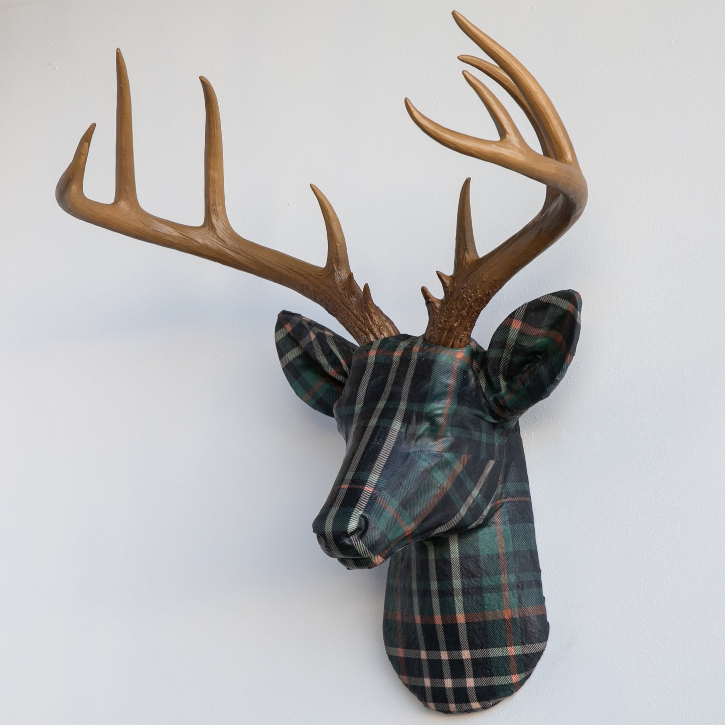 Stoffverpackter Hirschkopf - Plaid- und Tartanmuster