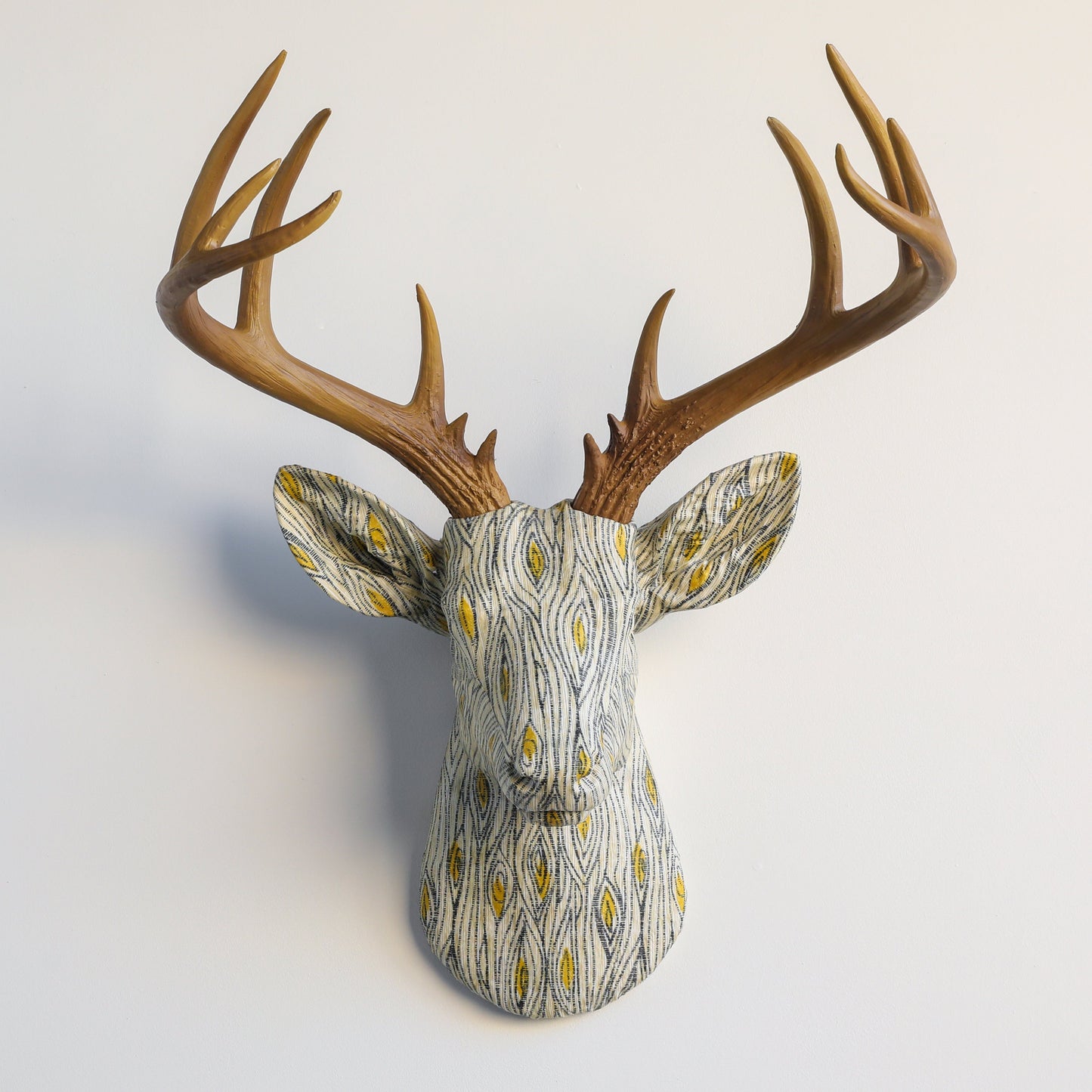 Stoffverpackter Hirschkopf - Wald- und Naturmuster