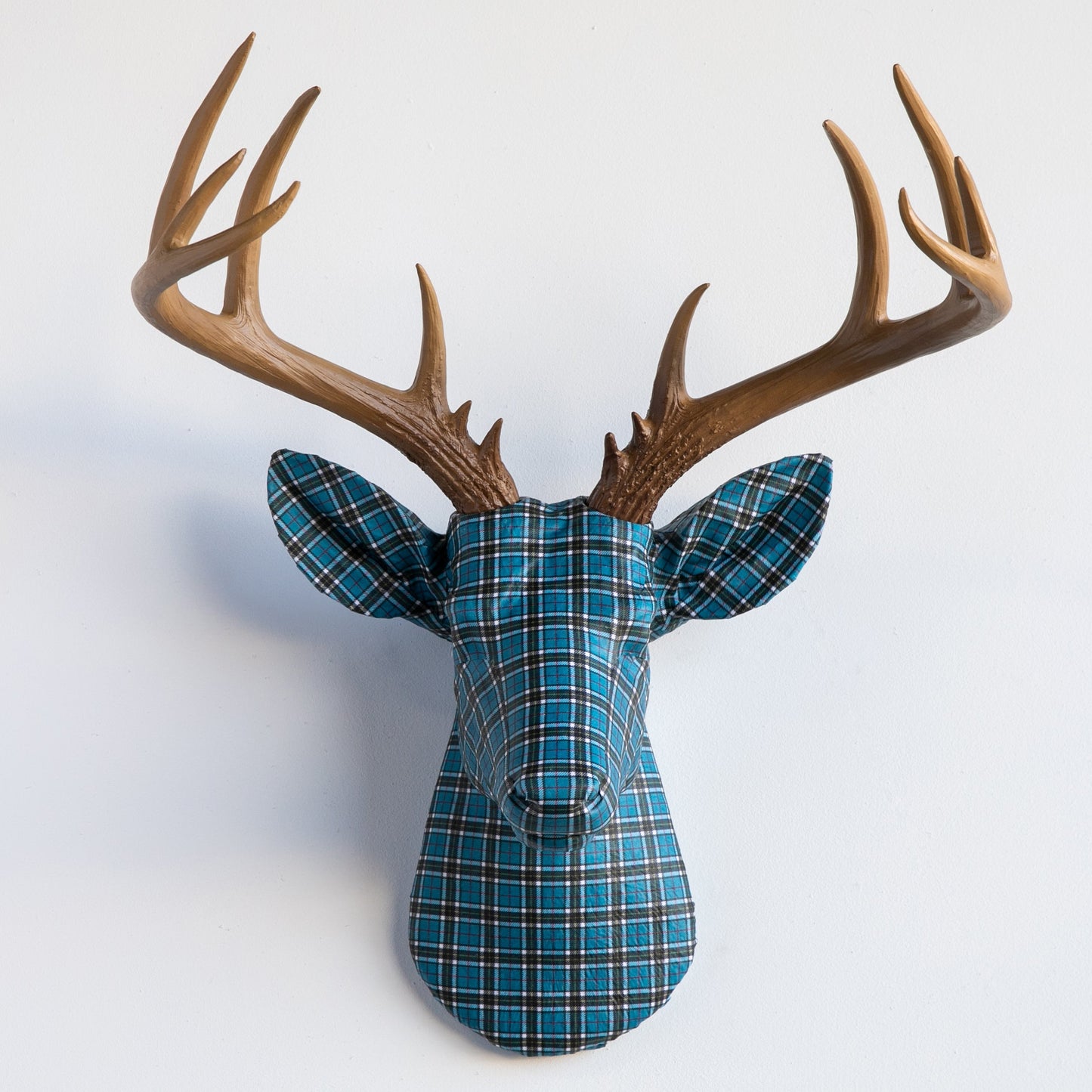 Stoffverpackter Hirschkopf - Plaid- und Tartanmuster