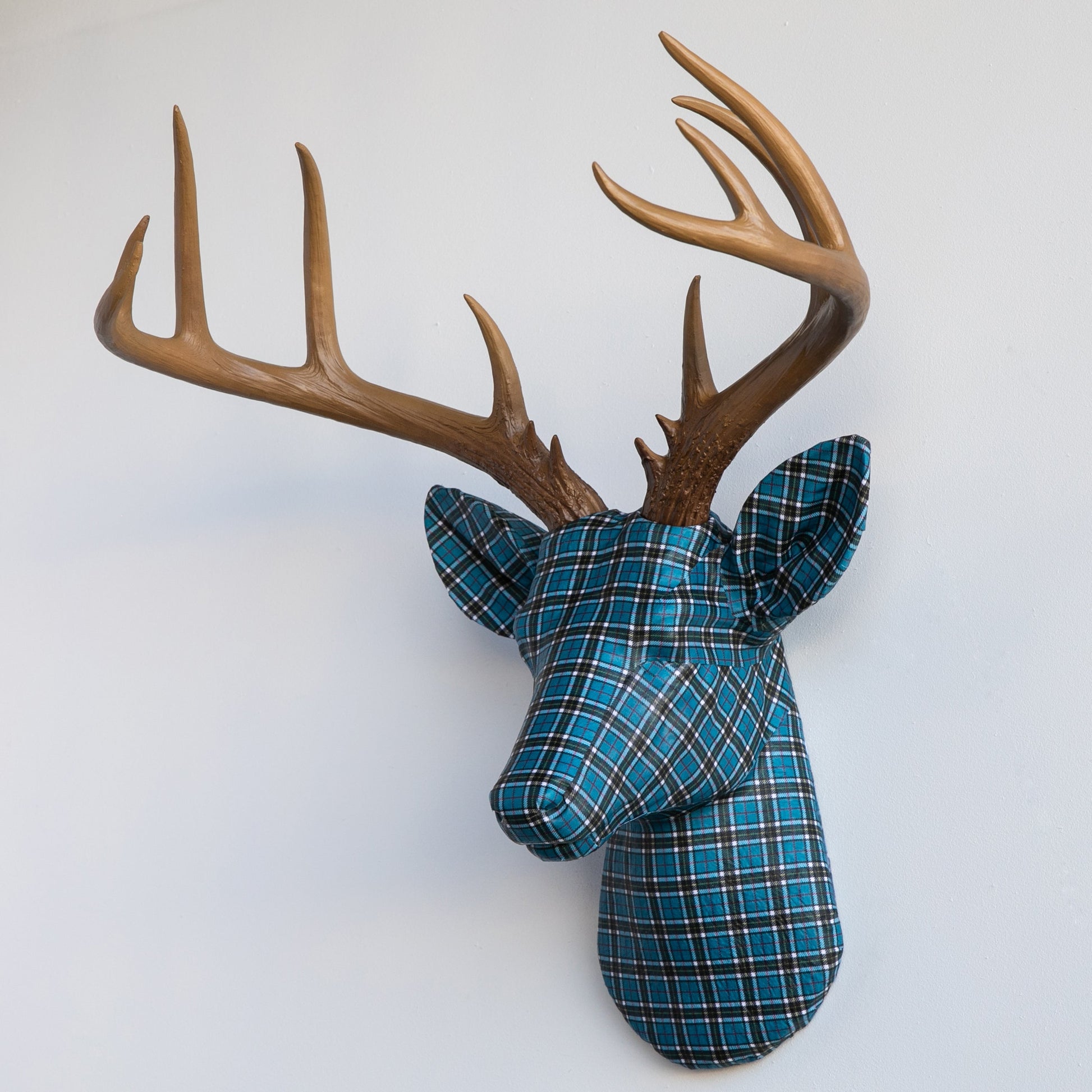 Stoffverpackter Hirschkopf - Plaid- und Tartanmuster