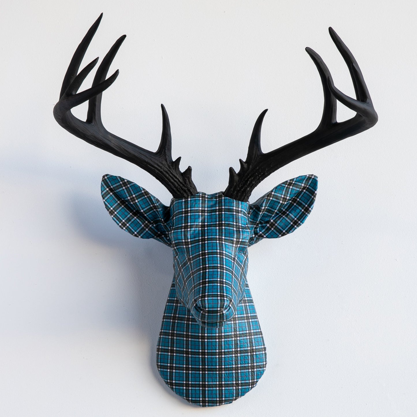 Stoffverpackter Hirschkopf - Plaid- und Tartanmuster