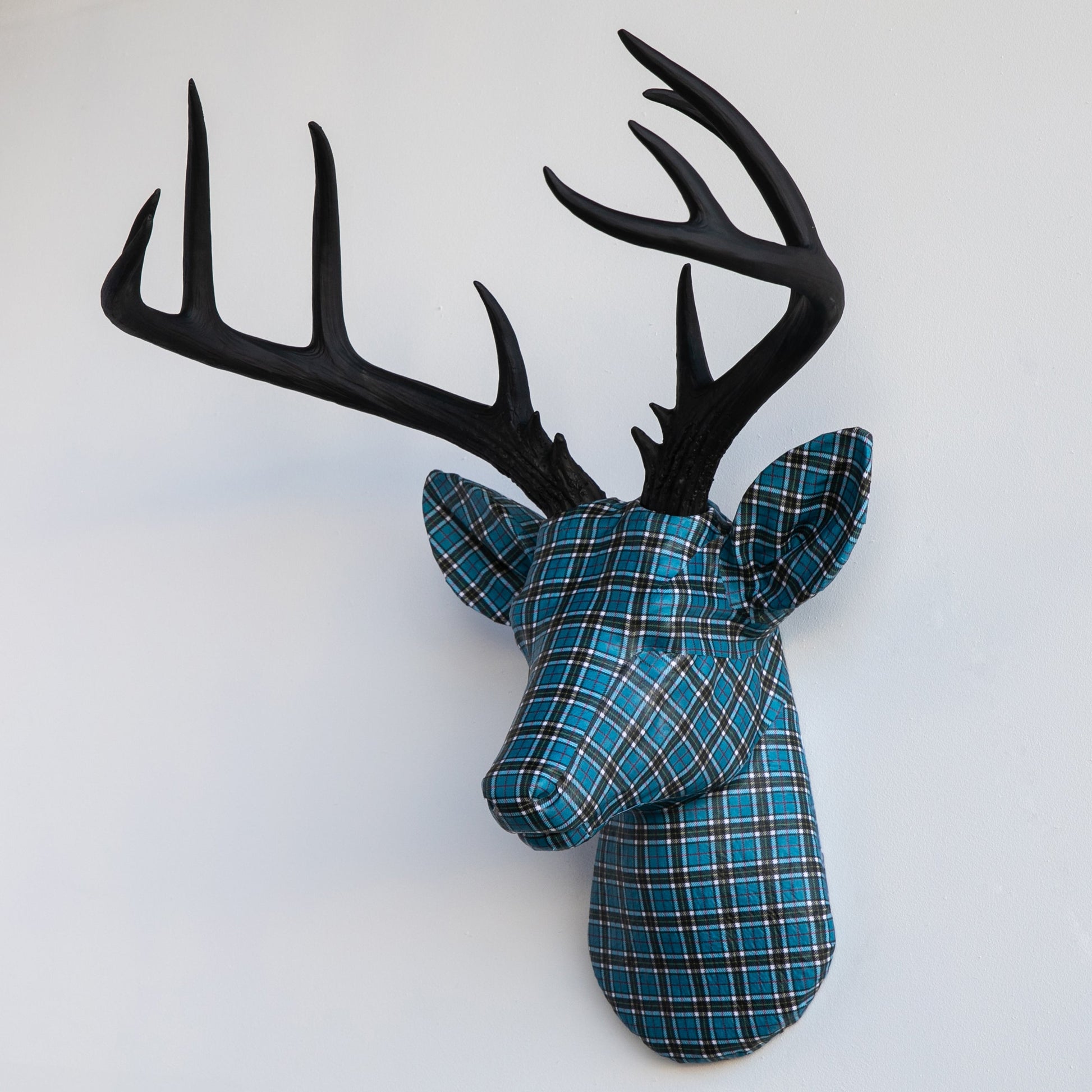 Stoffverpackter Hirschkopf - Plaid- und Tartanmuster