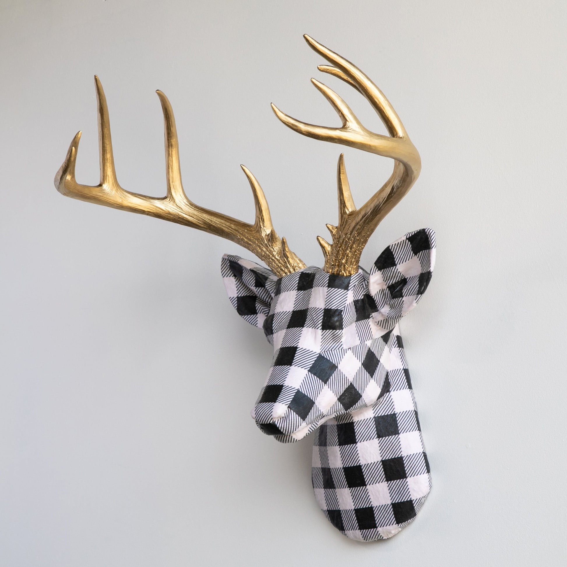 Stoffverpackter Hirschkopf - Plaid- und Tartanmuster