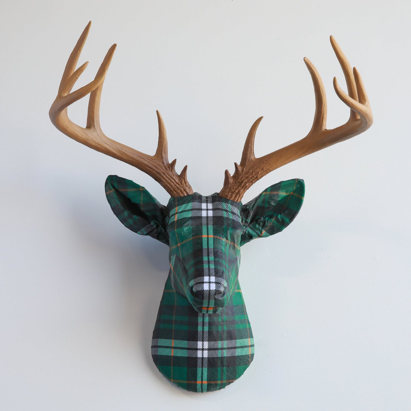 Stoffverpackter Hirschkopf - Plaid- und Tartanmuster