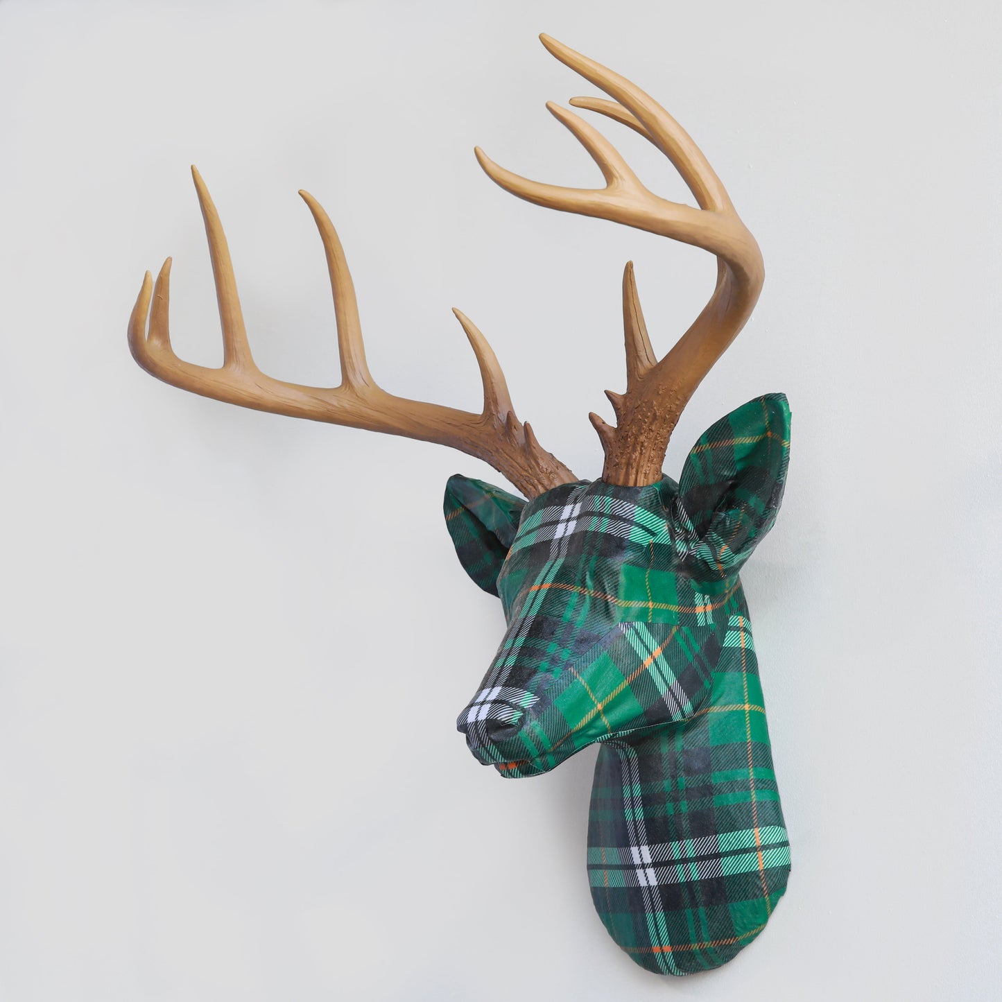 Stoffverpackter Hirschkopf - Plaid- und Tartanmuster