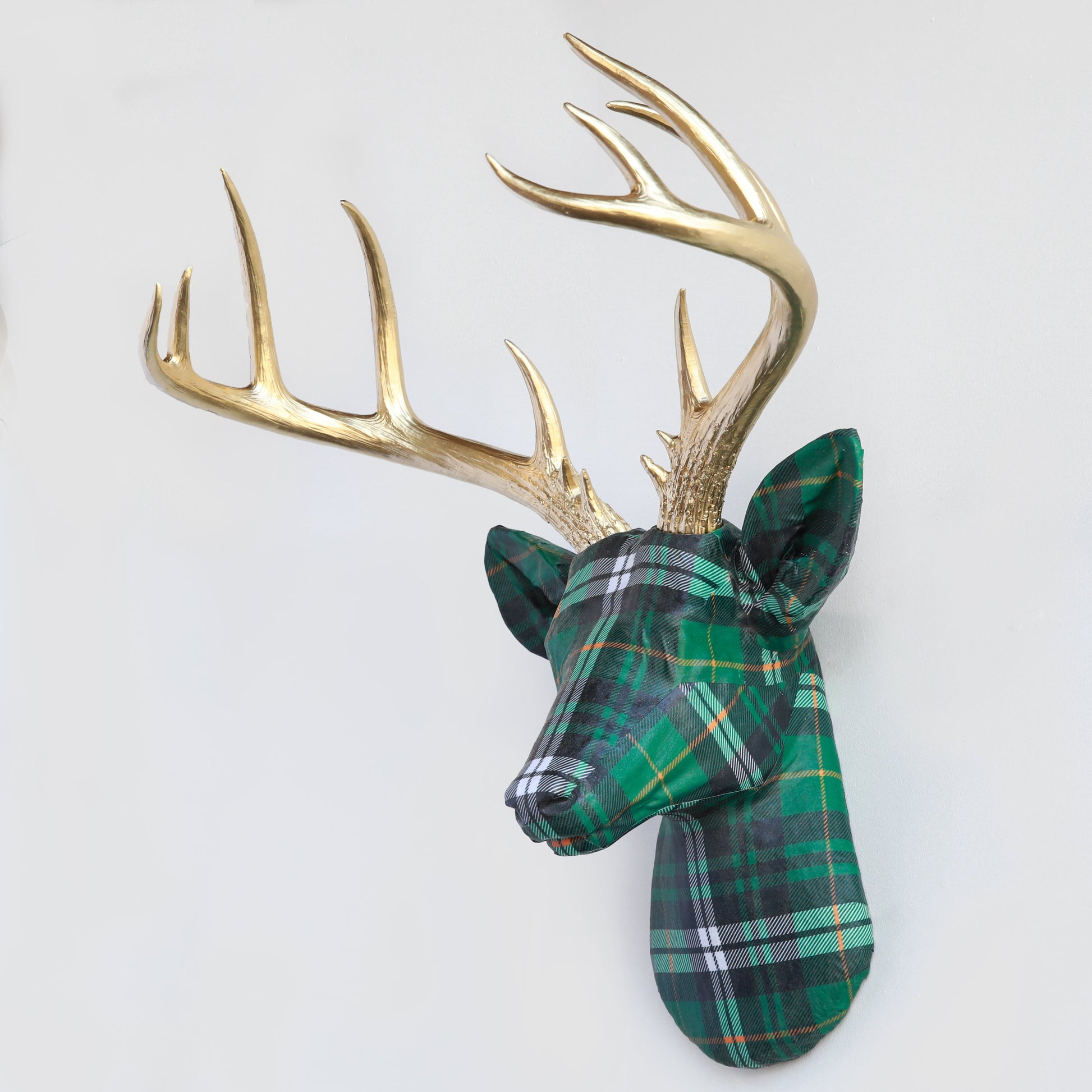 Stoffverpackter Hirschkopf - Plaid- und Tartanmuster