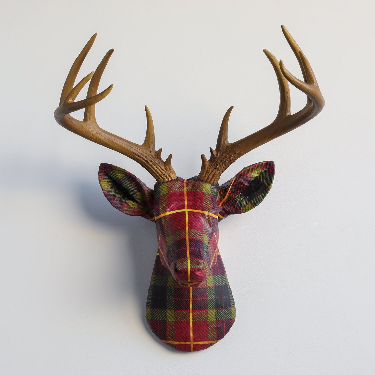 Stoffverpackter Hirschkopf - Plaid- und Tartanmuster