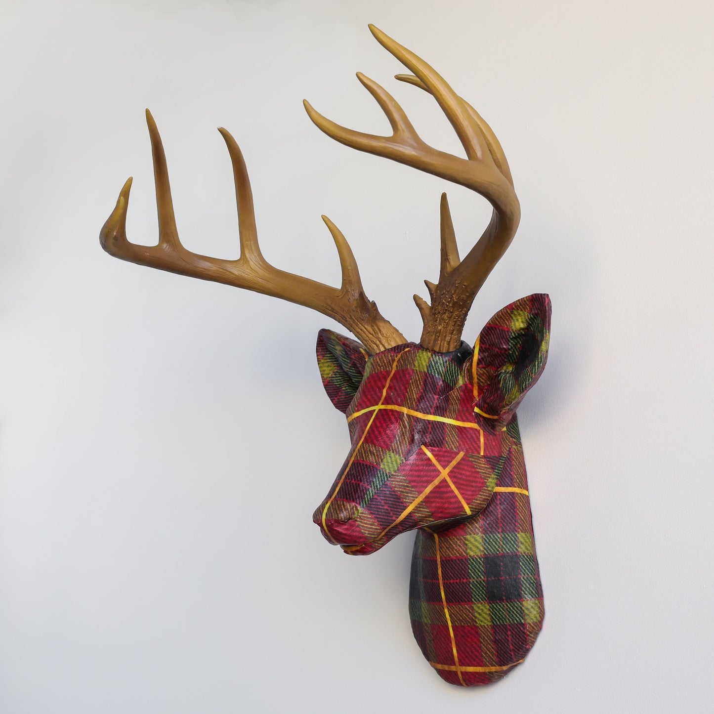 Stoffverpackter Hirschkopf - Plaid- und Tartanmuster
