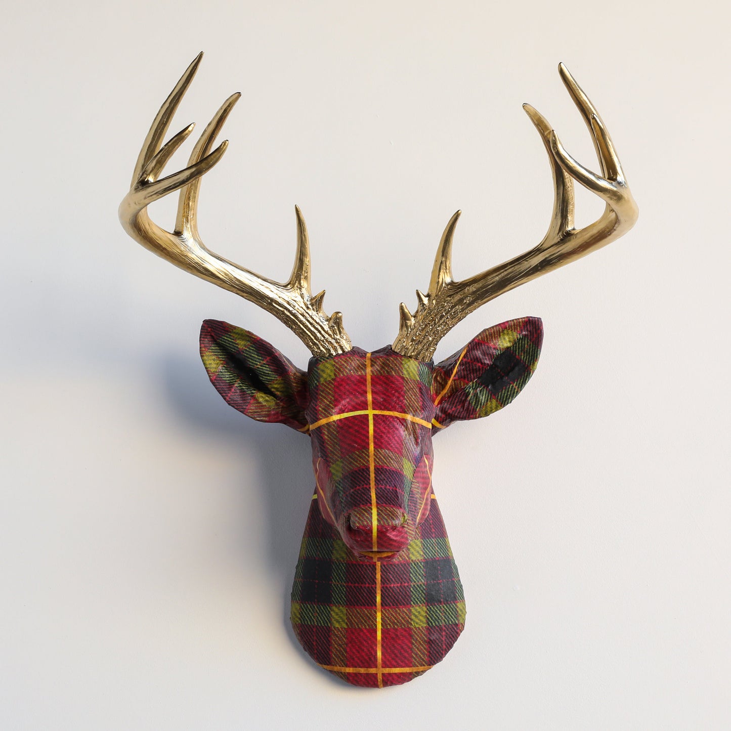 Stoffverpackter Hirschkopf - Plaid- und Tartanmuster