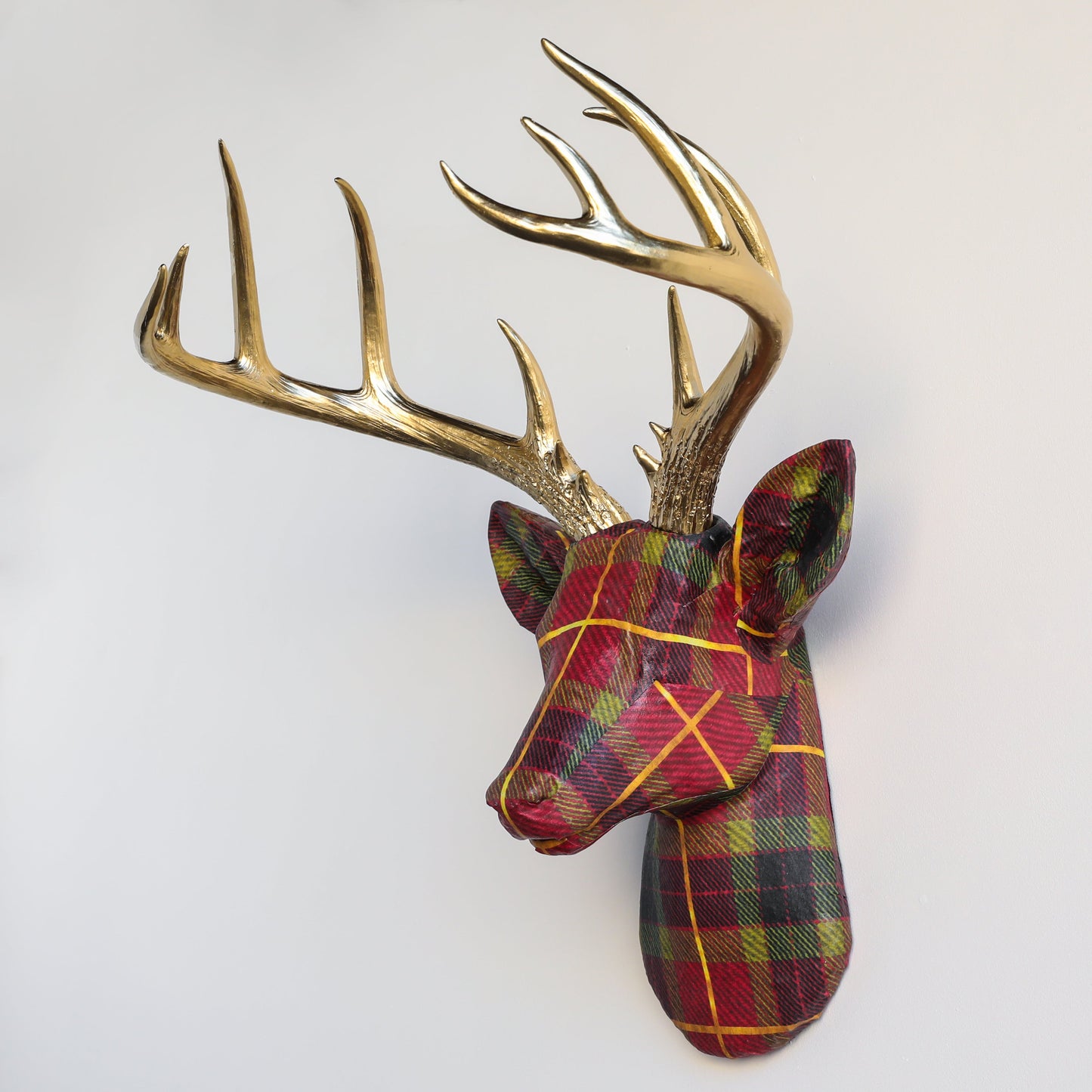Stoffverpackter Hirschkopf - Plaid- und Tartanmuster