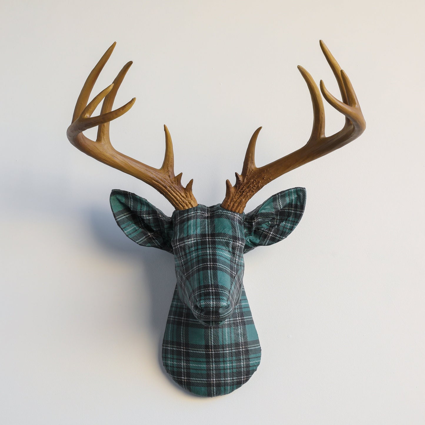 Stoffverpackter Hirschkopf - Plaid- und Tartanmuster