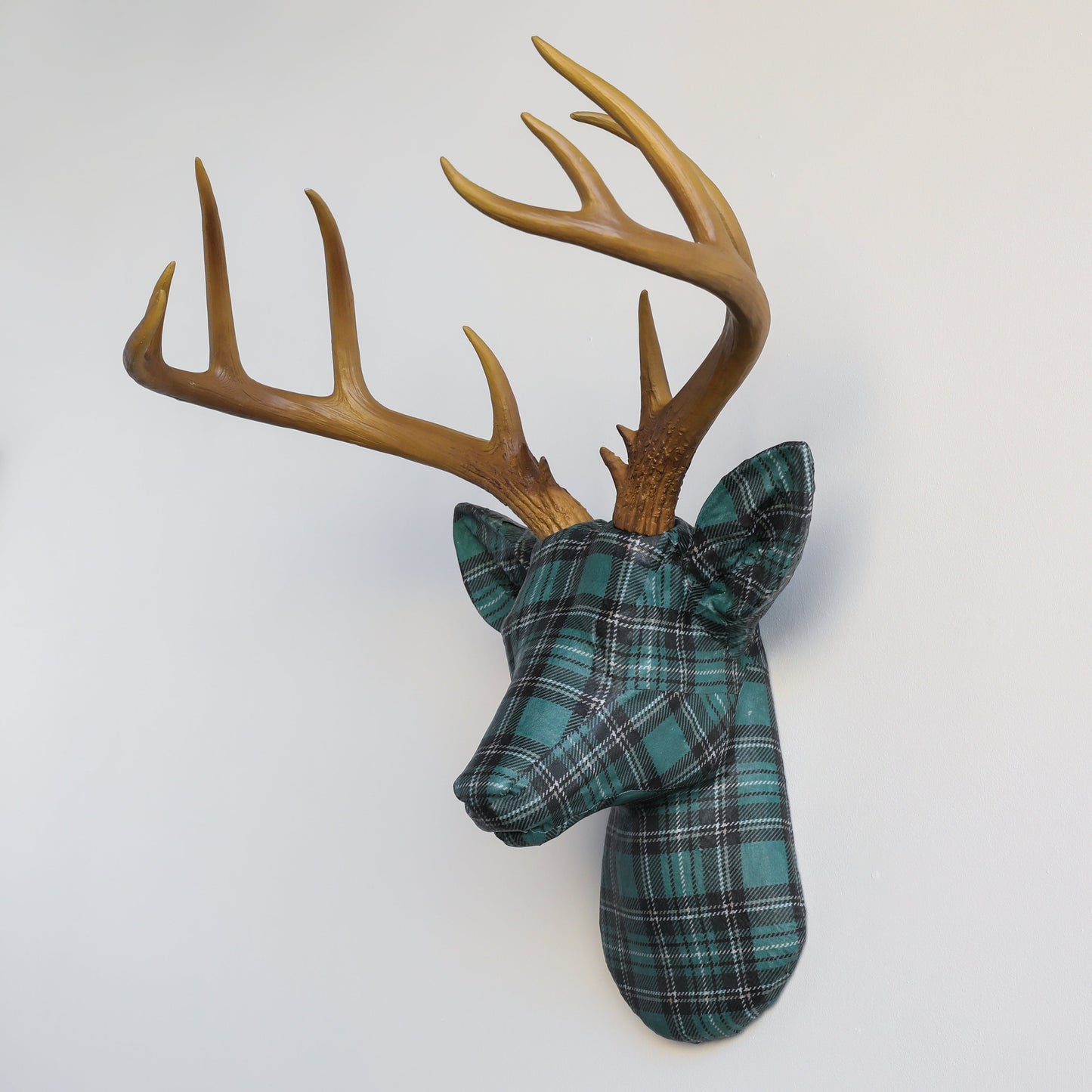 Stoffverpackter Hirschkopf - Plaid- und Tartanmuster