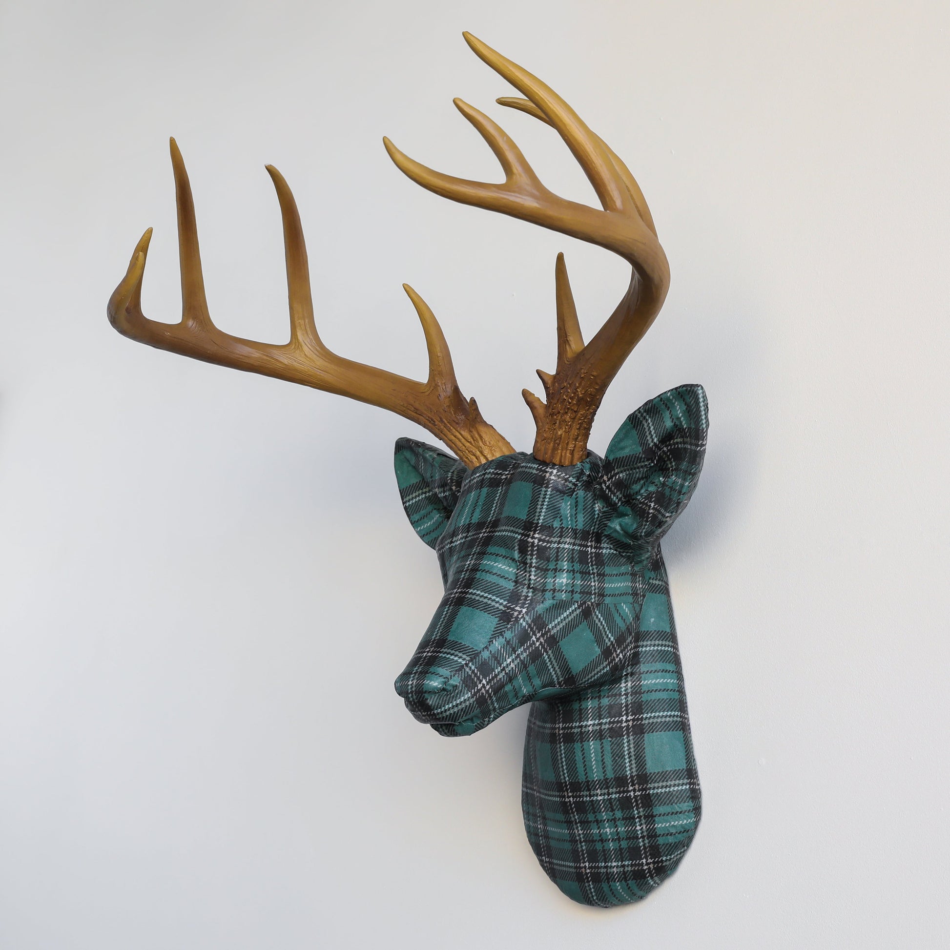 Stoffverpackter Hirschkopf - Plaid- und Tartanmuster