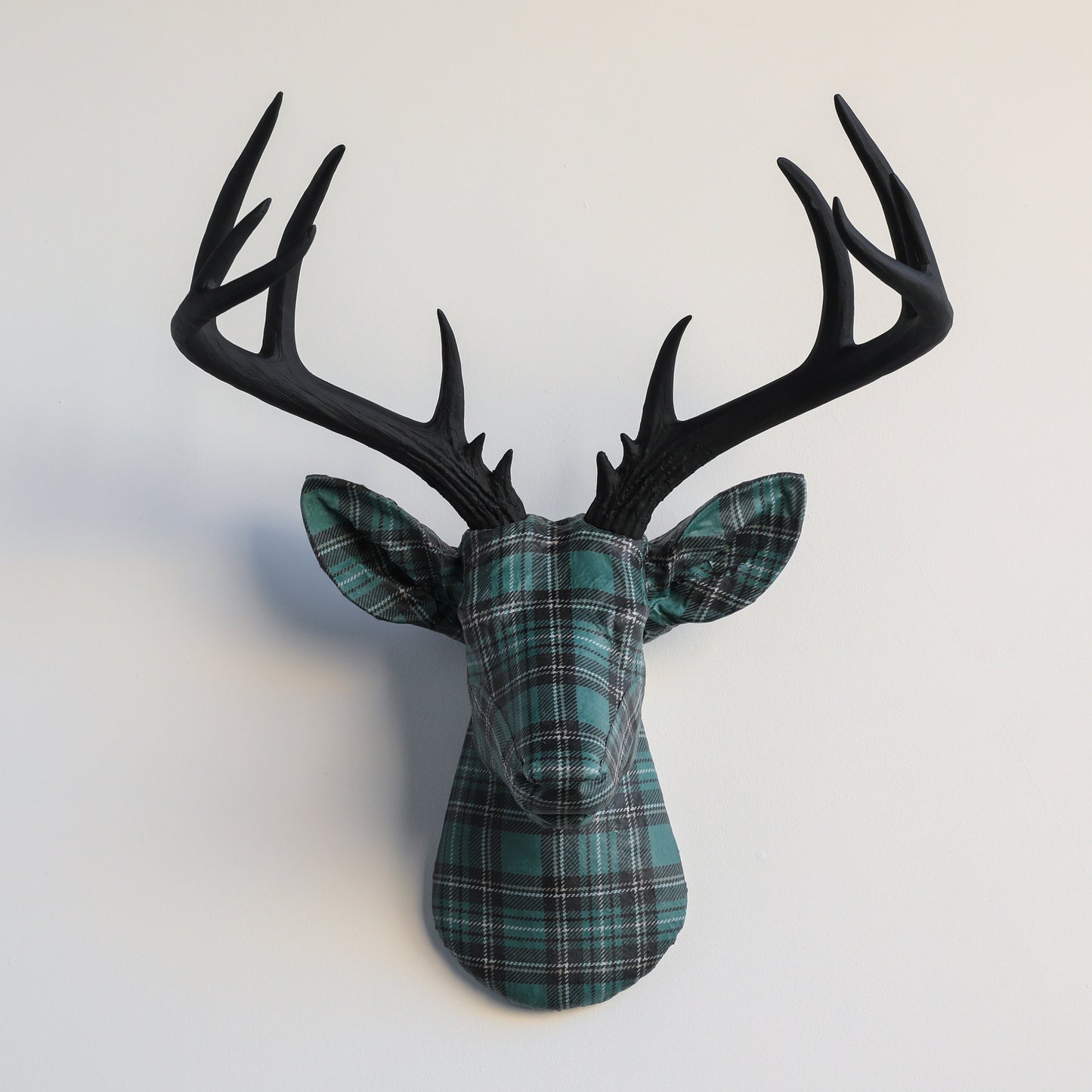 Stoffverpackter Hirschkopf - Plaid- und Tartanmuster