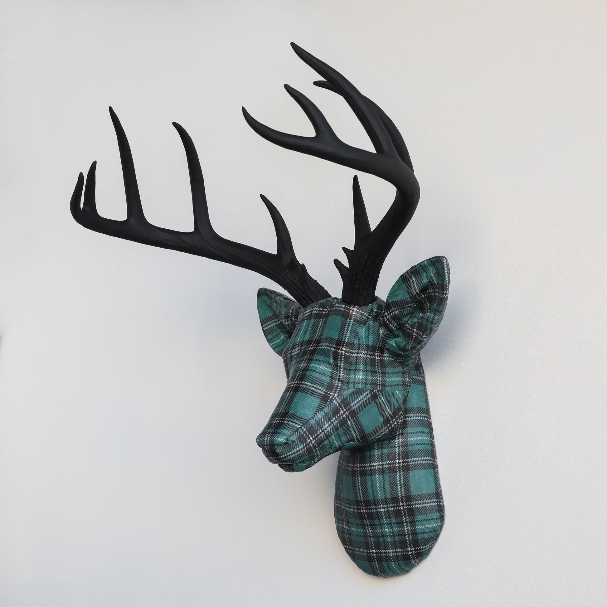 Stoffverpackter Hirschkopf - Plaid- und Tartanmuster