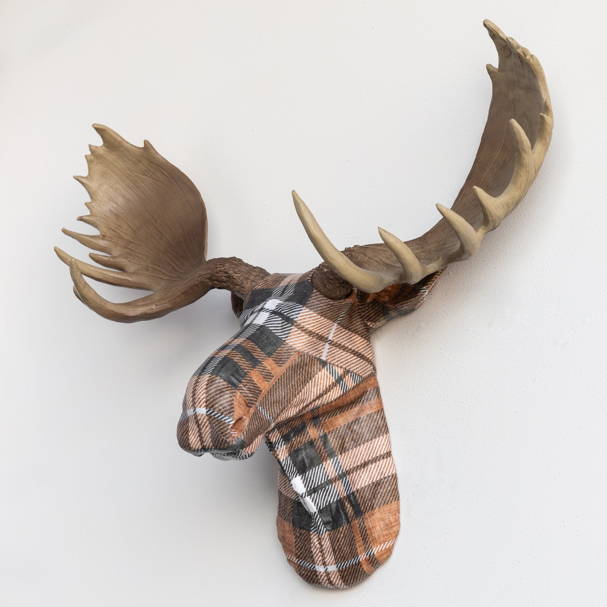 Gewebeverpackte Elchskulptur