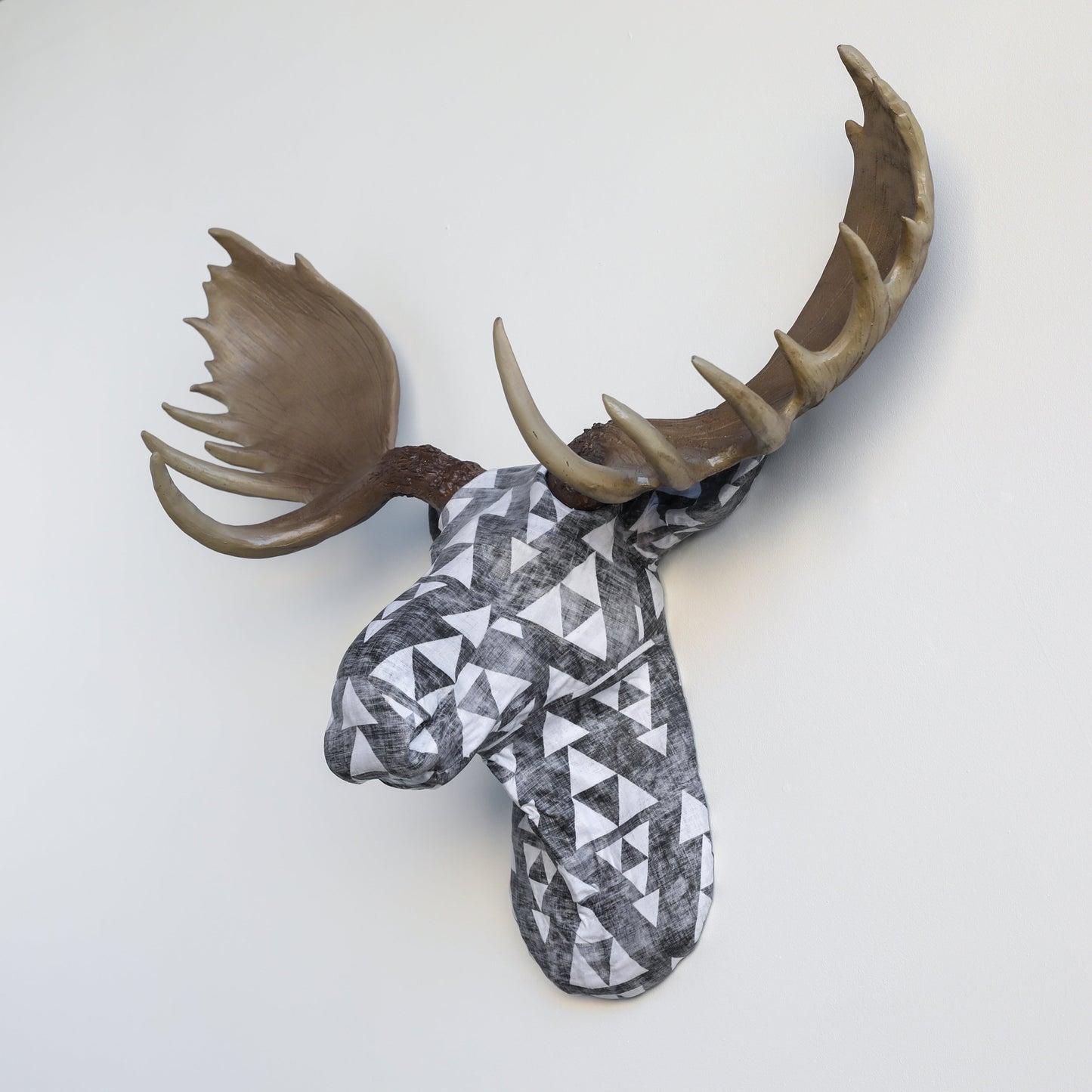 Gewebeverpackte Elchskulptur