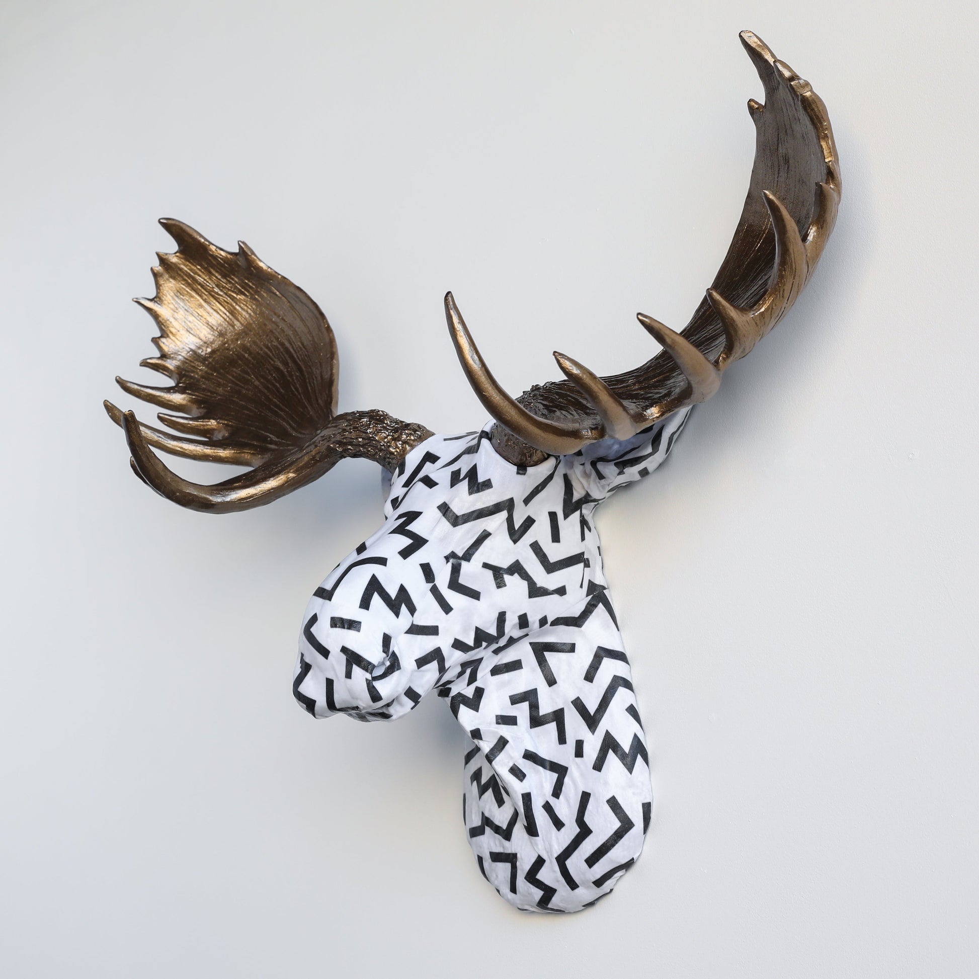 Gewebeverpackte Elchskulptur