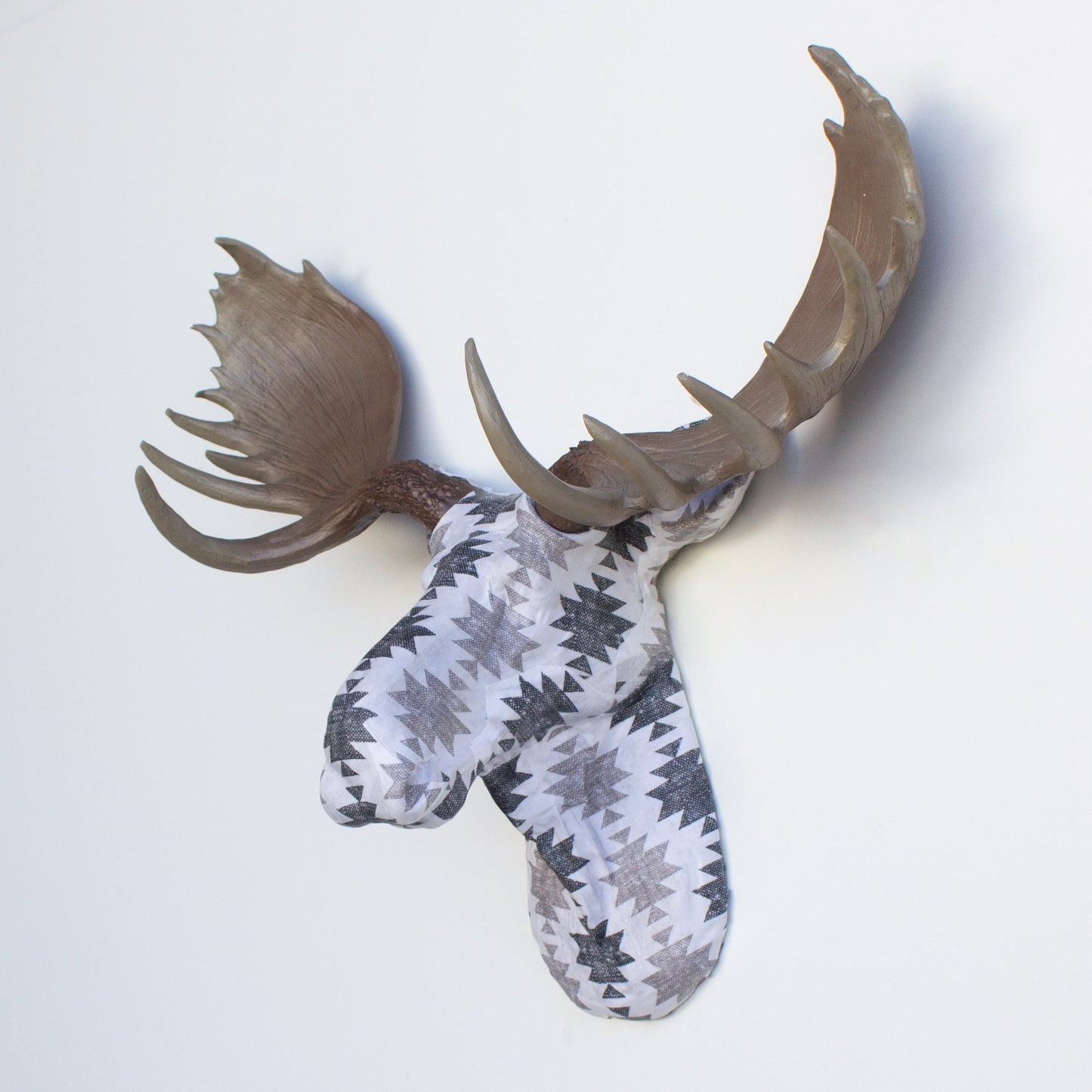 Gewebeverpackte Elchskulptur